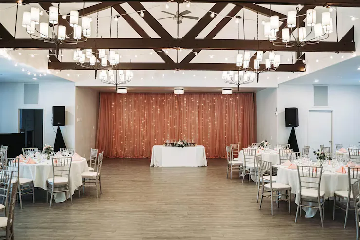 Salle de réception en briques apparentes, dressée pour un événement