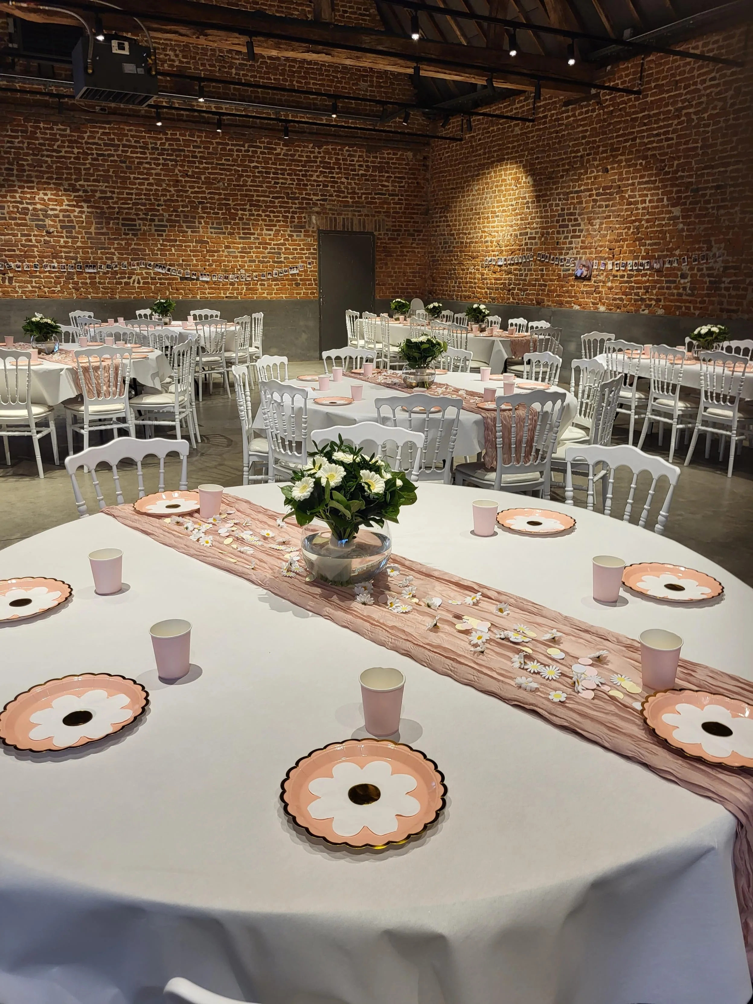 La Grange dressée pour un mariage, housses de chaises blanches et nœuds noirs